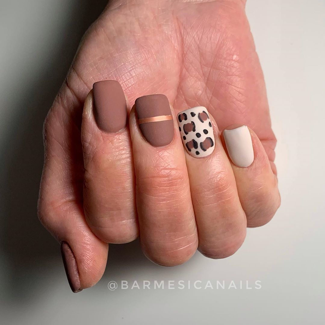 Gallery image of Gel polish Komilfo Deluxe Series D235 (beige brown, enamel), 8 ml